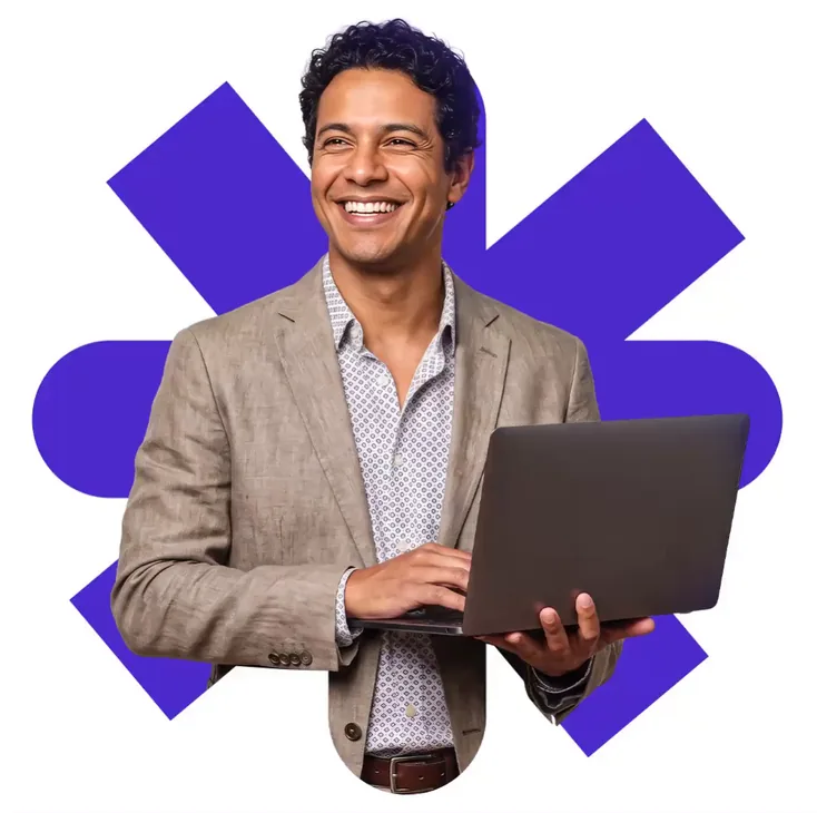 Homem sorrindo com um notebook nas mãos e formas roxas ao fundo.